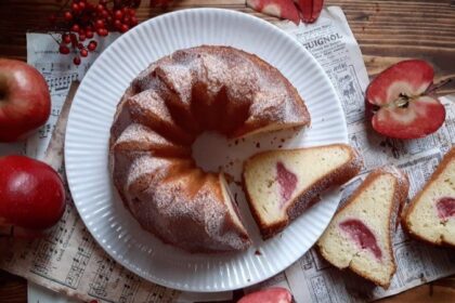 Bundt cake alla ricotta con cuore di burro di mele Red love