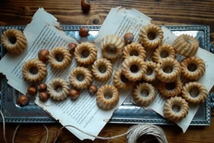 Ciambelline agli albumi e nocciole