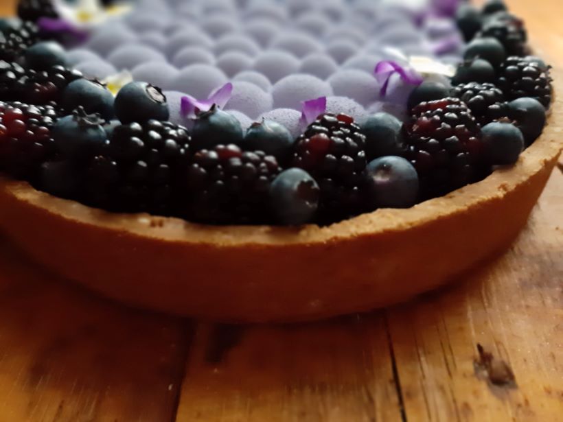 Crostata moderna con frolla ai cereali e nocciole, pralinato alle nocciole, ganache al caffè e cioccolato fondente e inserto di crema al mascarpone.
