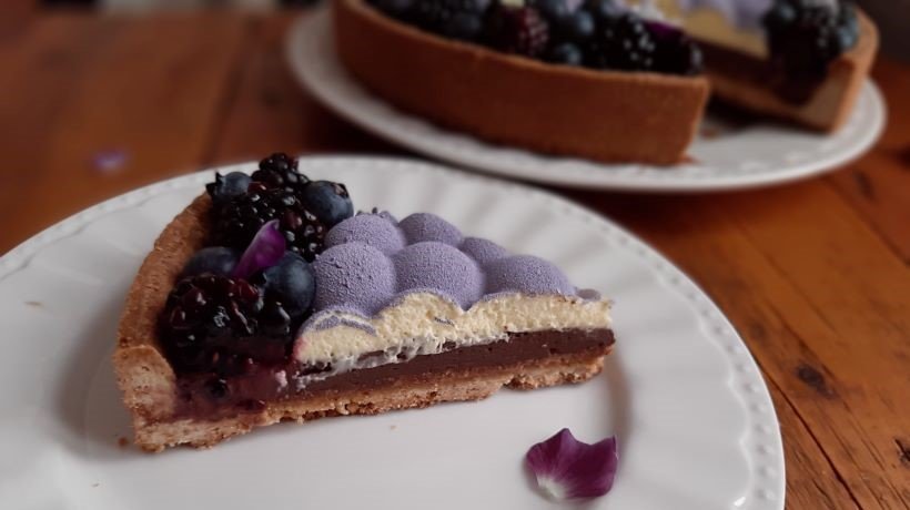 Crostata moderna con frolla ai cereali e nocciole, pralinato alle nocciole, ganache al caffè e cioccolato fondente e inserto di crema al mascarpone.