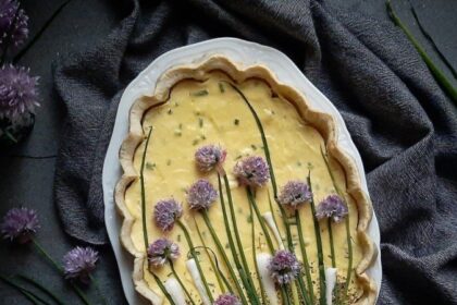 Torta salata con frolla al rosmarino, ricotta, speck ed erba cipollina
